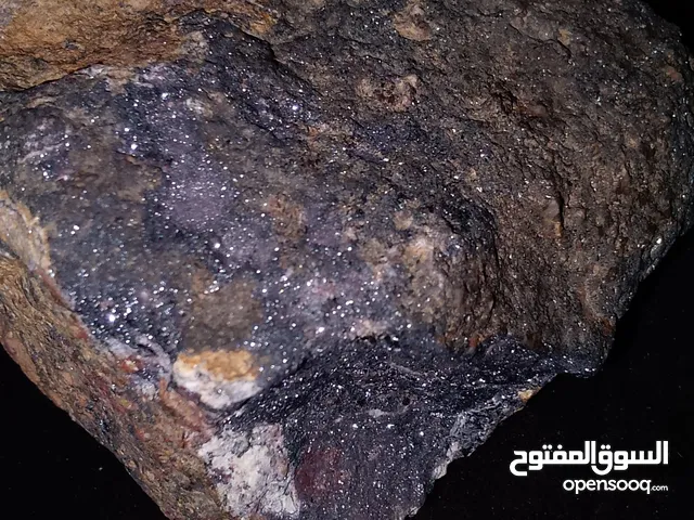 حجر اسود لامع لا يتأثر بالنار