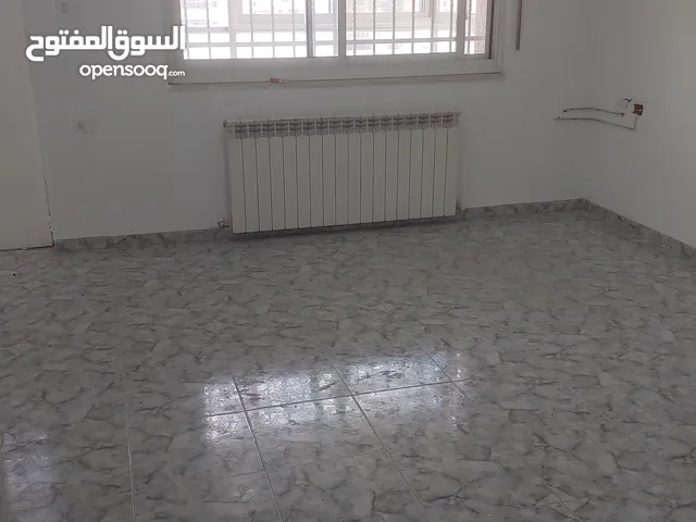 مكتب للايجار في شارع القدس / البيره