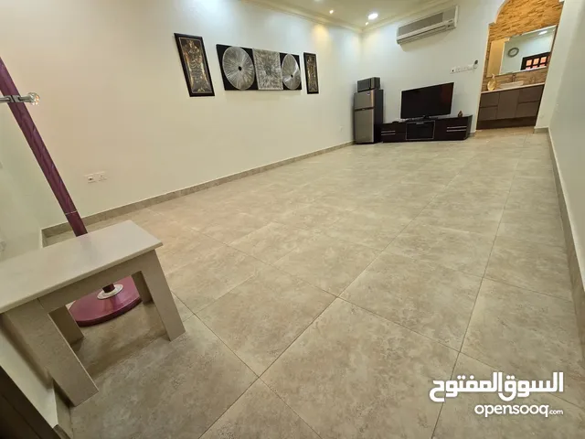 استوديو للايجار شامل الكهرباء نص مفروش طابق ارضي مدخل خاص في الجنبيه
