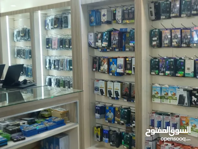 محل تجاري كبير واجهتين للبيع أجهزة الجوال و الحاسب الالي