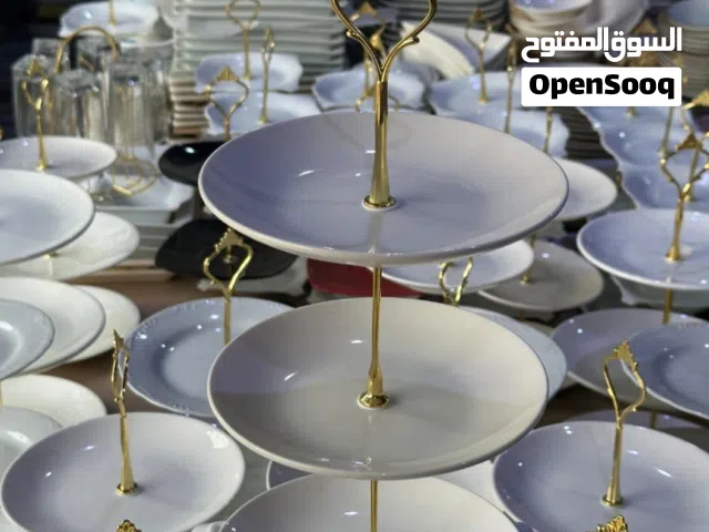 العنوان: حامل تقديم سيراميك 3 أدوار - لمسة ذهبية أنيقة  ارتقِ بمستوى الضيافة في منزلك مع حامل التق