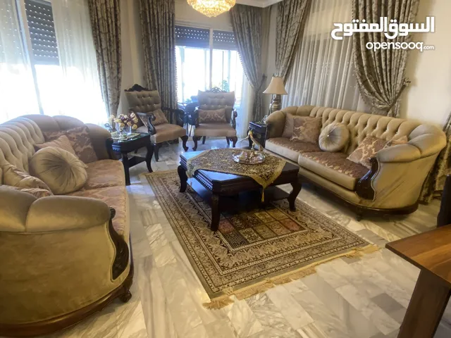 طقم كنب لغرفة ضيوف للبيع 2 ثنائية كبيرة 2 مفرده مع طاولات وسط 2 جانبية لون بني