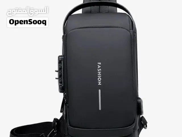 لكل شب بحتاج شنتة يكون فيها كل اشي بحتاجه شنتة الكتف صارت متوفرة ( حتى للبنات عشان احنا مش مجتمع ذكو