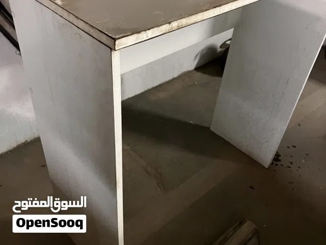 مكتب مستعمل اقل من شهرين نضيف الطول والعرض 1 متر بس من تحت يباله صمغ السعر 180 وقابل للتفاوض