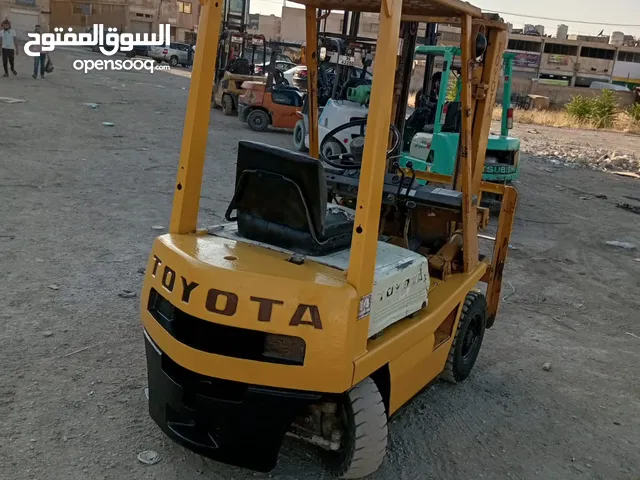 رافعه شوكيه للبيع حموله طن ونص بنزين جير عادي كوشوك جديد رافعه بحاله ا جيده