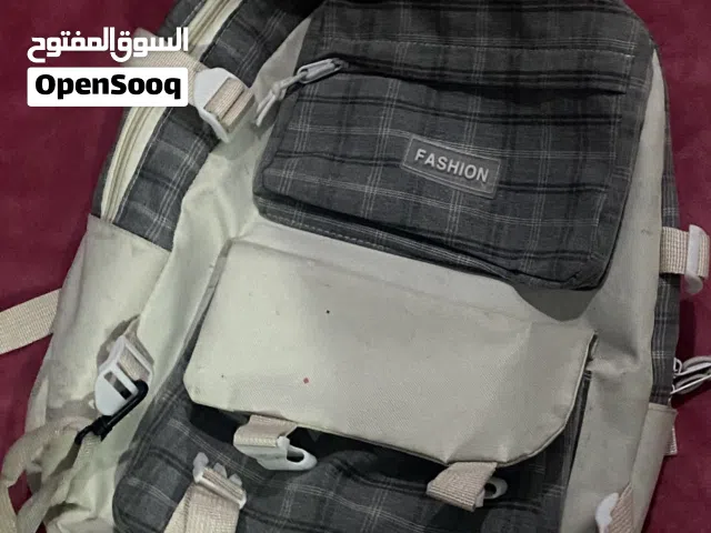 شنطه بنات مستعمله ونضيفه بجميع ملحقاتها