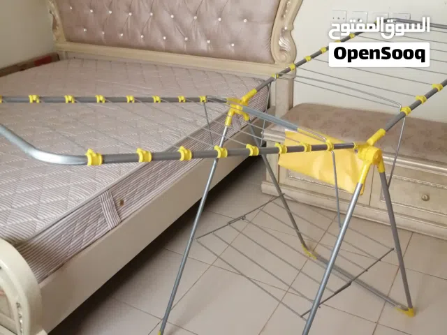 غرفة نوم كاملة سرير كبير 2متر *2 متر بالمرتبة مع الراحة والكومدين وجلسة ودولاب كبير 3 متر