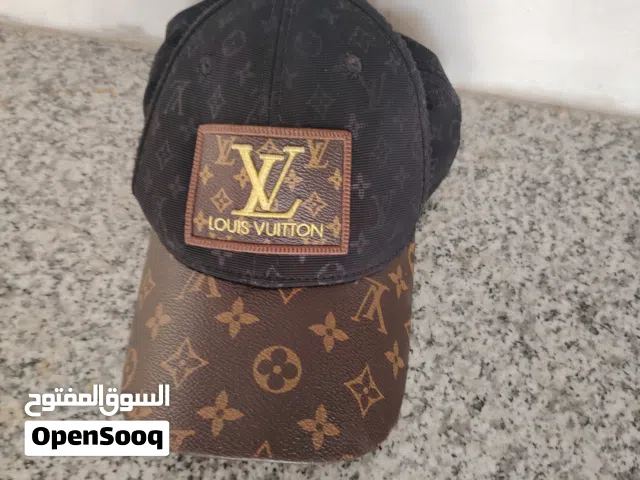قبعه Louis vuitton لونها اسود و بني وحروف Louis vuitton مكتوره بالذهبي