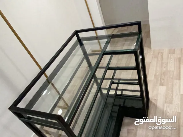 طاولة زجاجية للمحلات التجارية