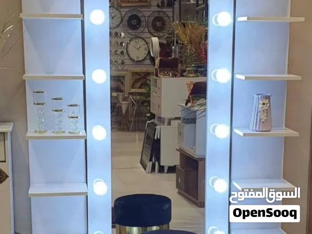 ميز مع رفوف أخوو الجديد ونضيف