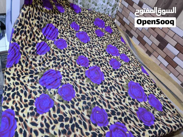 جوربايه مع دوشك وميز عدد 2. وميز مرايه