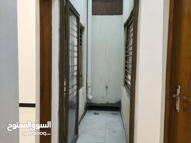 شقة لليجار في حي المهندسين طابق اول درج معزول تشطيب جديد دوانيه 2منام صاله ومطبخ وصحيات