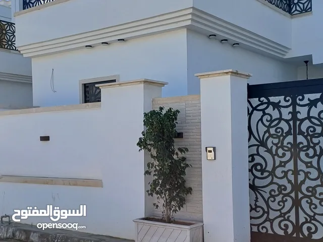 منزل للبيع دور وملحق سنة البني 2025 في عين زاره اربع شوارع لعلوي وانت متجه لدبلوماسي بعد الجامع