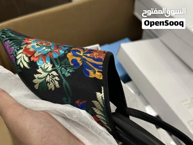 أحذية واكسسوارات نسائية جديدة للبيع