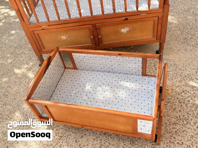 سرير مع كامل المرفقات لعمر 5 سنوات مع هزاز طقم لعمر بيبي + كوت خمري + كوت ازرق بسعر حرق حرق