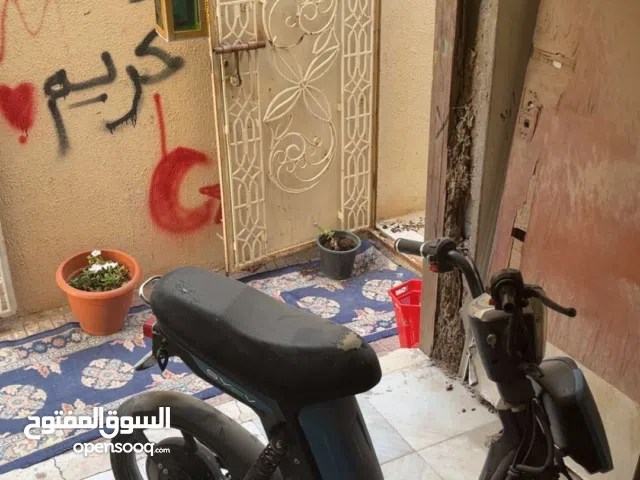 سكوتر كهربائي جميع الأشياء شغاله ما عدا البطاريه يحتاج تبديل بطاريه و سرعه55 قابل للتفاوض