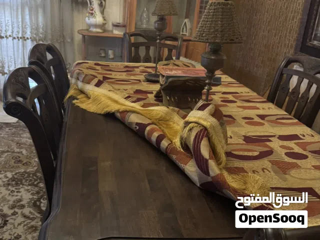 اثاث بيت  متكون من ميز فخم  خشب بلوط ستة كراسي مع معرض بلازما العرض متر ونص والارتفاع مترين مع معرض