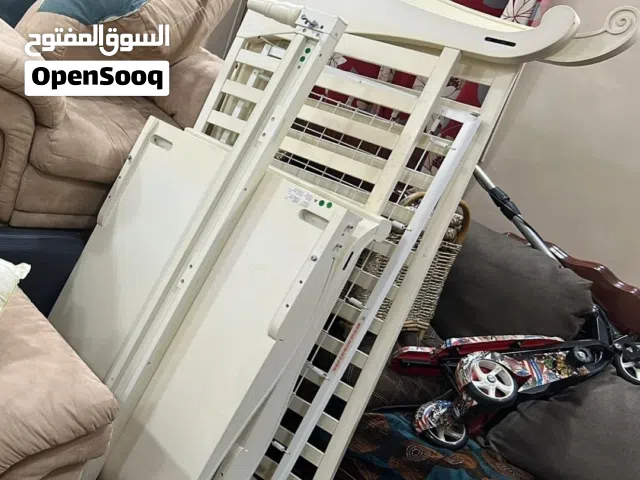 سرير اطفال قوي وستاره من ايكا شبه جديد ومكنسه كهربائيه وثلاجات ومسجل هونداي توسان وجفافات