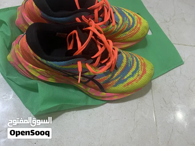لحذاء هو ASICS Novablast 3 (إ