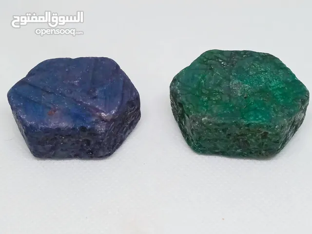 حجر الياقوت أخضر وحجر ياقوت أزرق خام طبيعيتان