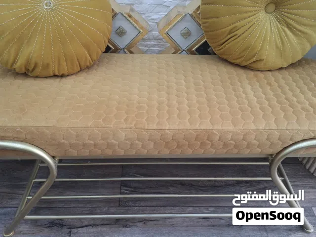 للبيع كنبة صغيرة  للتسريحة
