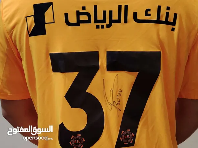 بلوزة لاعب الهلال بونو بتوقيعه