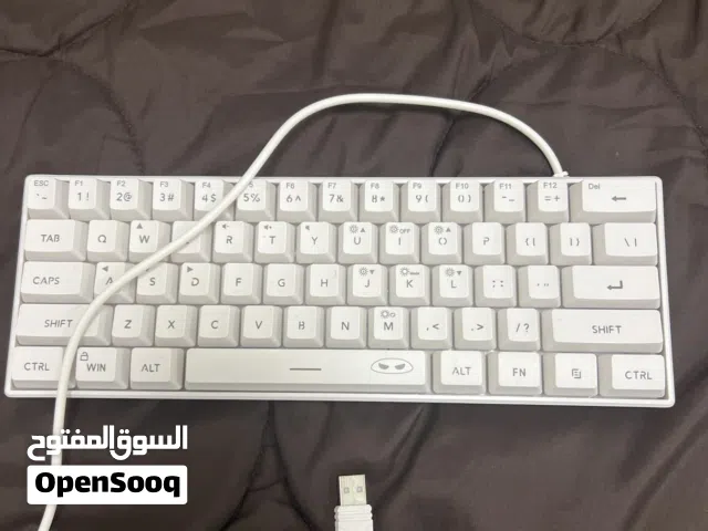 لوحة مفتاتيح فيها اضائه الوان تغير تلقائي، و ماوس لاسلكي