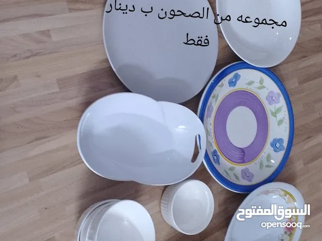 مجموعه من الصحون الجديد والمستخدمة