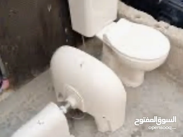 3 اطقم حمامات نظيفه للبيع سعرها الكلي 150 دينار