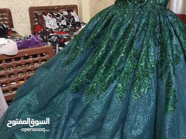 فستان خطوبة ملكي اخضر