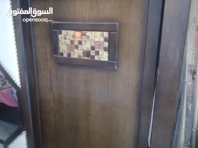 غرفة نوم كاملة مع مسلتزماتها