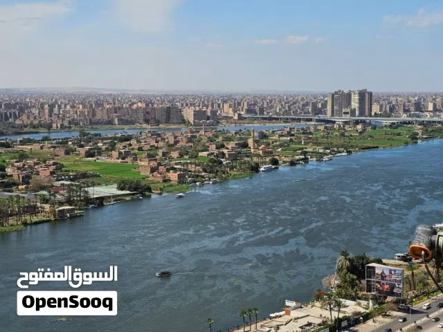 شقة فندقية للإيجار اليومي للعائلات علي النيل مباشرة 3 غرف وريسبشن أطلالة الأهرامات مكيفة بالكامل