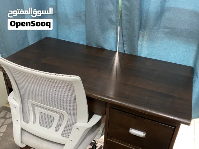 مكتب بني و كرسي ابيضّ