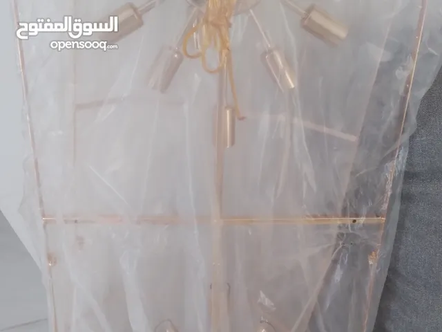 ثريا مع أضاءه تكون بالجدر