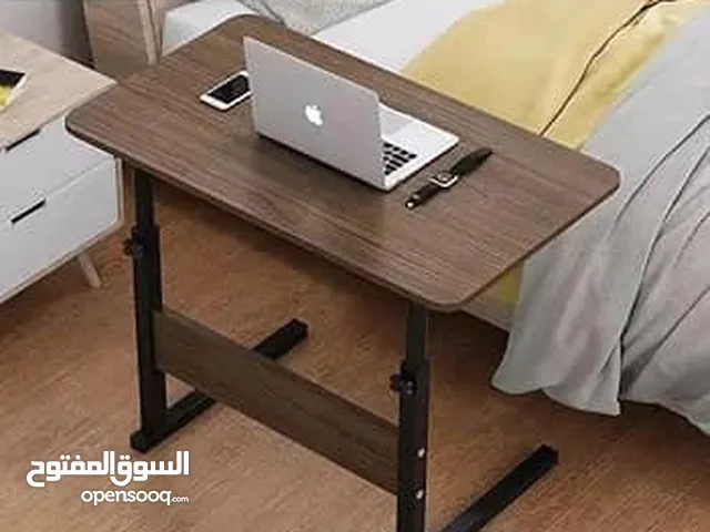 طاولة بعجلات