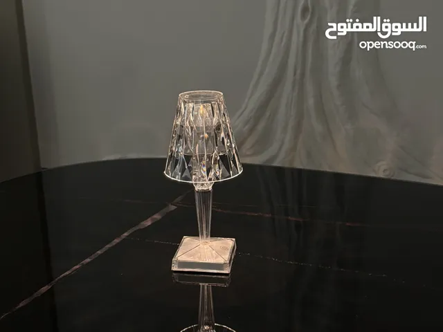 تيبلام منضدي شحن مع كيبل يستخدم لغرف النوم و المكاتب و الصالات يدوم لمده 7 ساعات شغال متواصل
