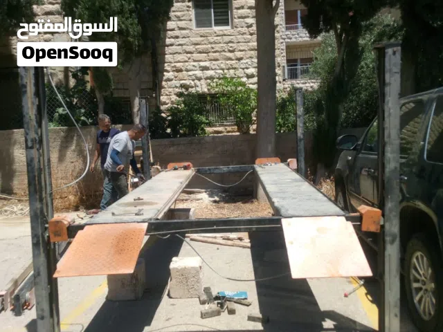 متوفر أكثر من جك رفع سيارات هيدروليكي - بحالة ممتازة وكهرباء 1 فاز