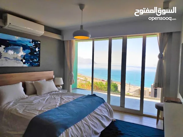 شالية للبيع متشطب بالتكييفات و الفرش في العين السخنة قرية المونت جلالة فيو بحر بالتقسيط علي 15 سنه