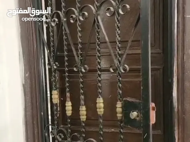 باب حديد مستعمل بحالة جيدة للبيع