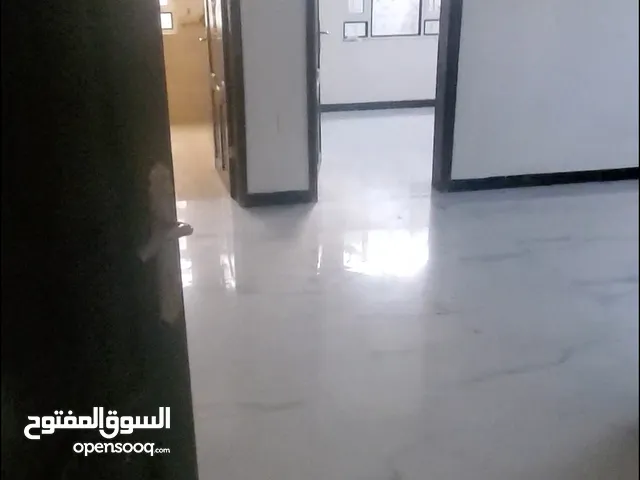 شقة مع حوش ومدخل مستقل سراميك اربع غرف وحمامين وصالة كبيرة