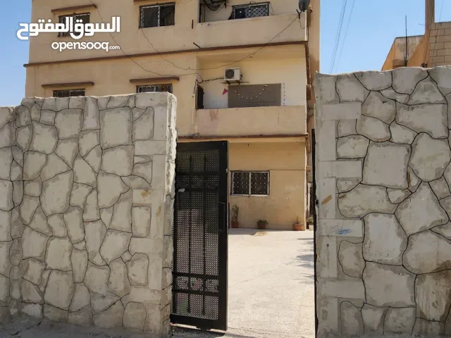 شقة مميزة طابق أرضي للايجار غرفتين وصالة تشطيب حديث بالزرقاء حي معصوم