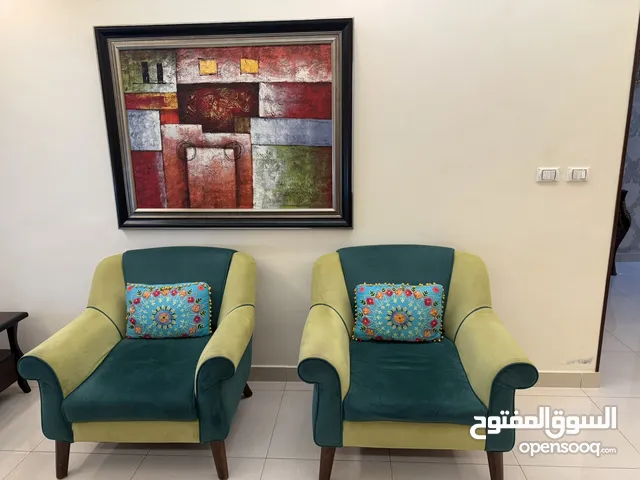صالون قعدة كامل لون اخضر كامل من جميع الاتجاهات يحتوي على كنب ومفردات وطاولات وبرداي وسجادتين وطاولة