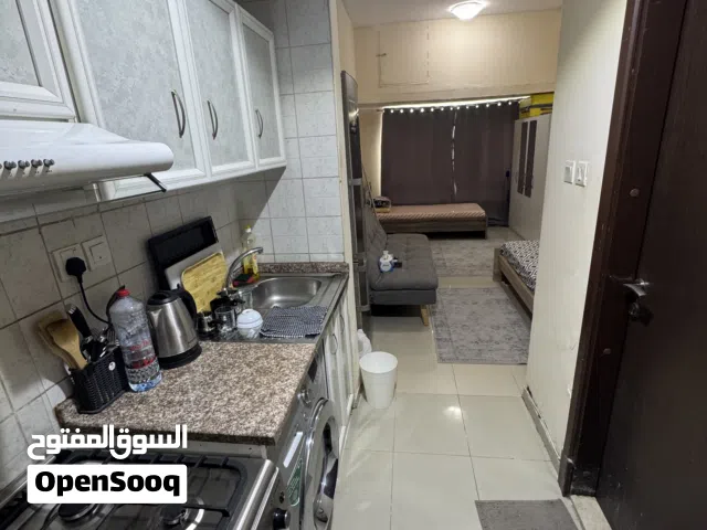 استوديو مفروش للمشاركة فى عجمان الراشيدية 1 يعيش فيه شخص ويريد شخص اخر يشاركة نصف المبلغ bed space