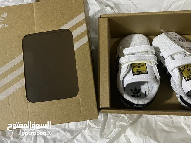حذاء للطفل جديد