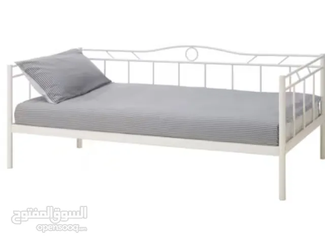 سرير و مرتبة من اكيا في حالة جيدة