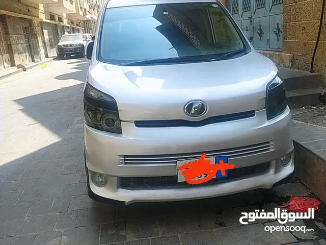 Toyota Voxy 2008 in Taiz