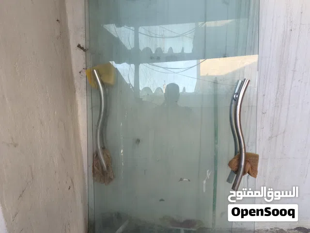 للبيع مخزن حديد ودرج حديد ومع باب جام