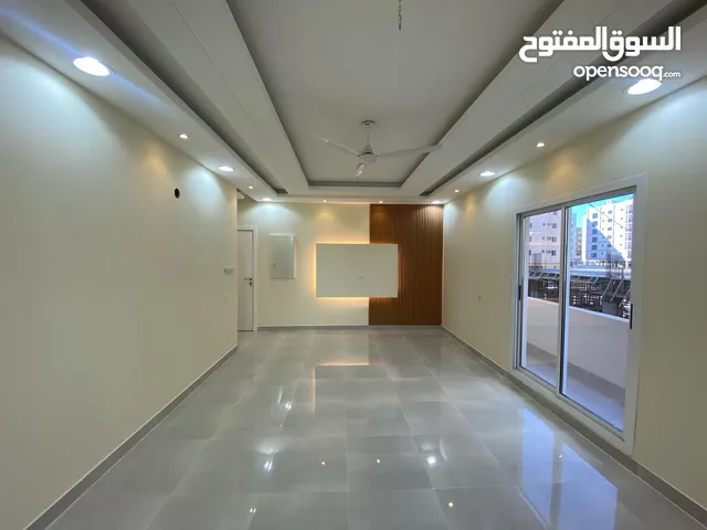 للبيع شقة جديدة اول ساكن / طابق كامل نظام عربي مجلس وصالة و 4 غرف نوم / نقبل مزايا وتسهيل عقاري