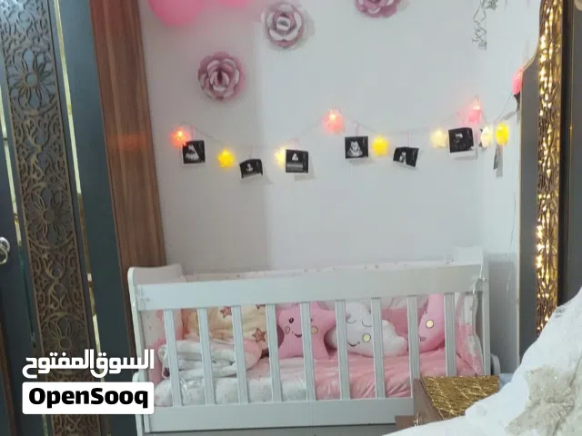 سرير أطفال هزاز وثابت