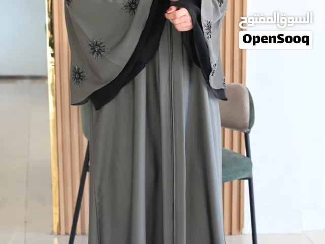 عبايات ملونه    تصميم عصري وجديد  عبايه مع تطريز  وخرز مصمم بشكل جميل  بدون طرحه  مقاسات متعدده